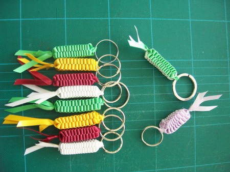 PORTE-CLEFS en ruban de satin (double faces)