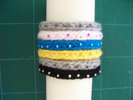 BRACELETS en tricot et perles de rocaille